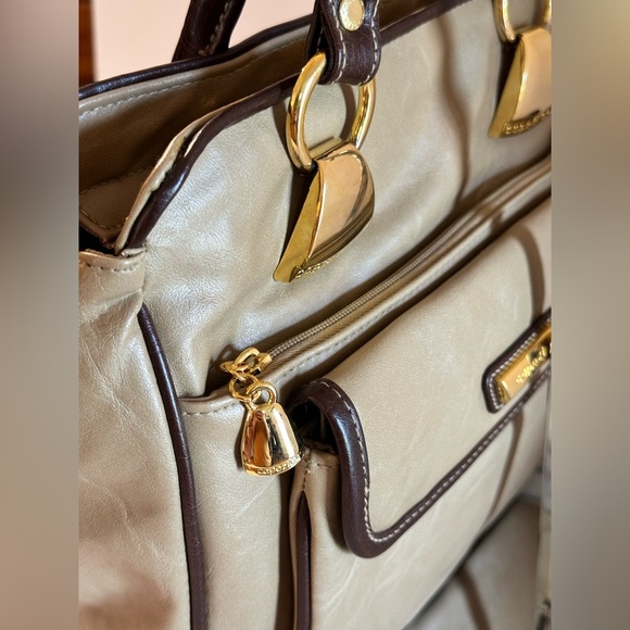Vintage Capezio Tan Brown Trim Faux Leather Top Handbag Crossbody W Bag Charm - Picture 15 of 16